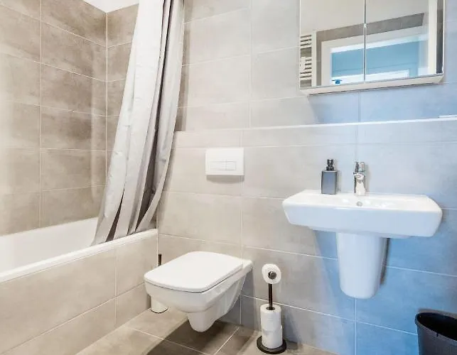 Modern Riverside With Free Parking