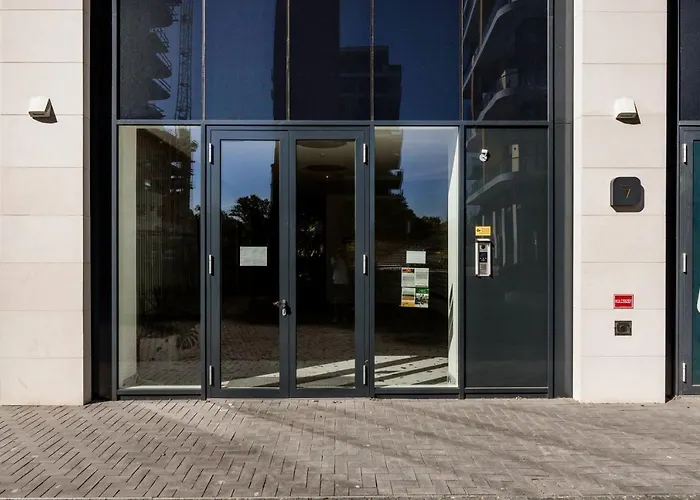 Modern Riverside With Free Parking