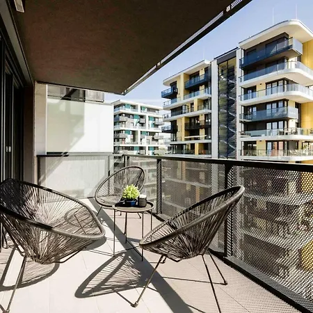 Modern Riverside With Free Parking