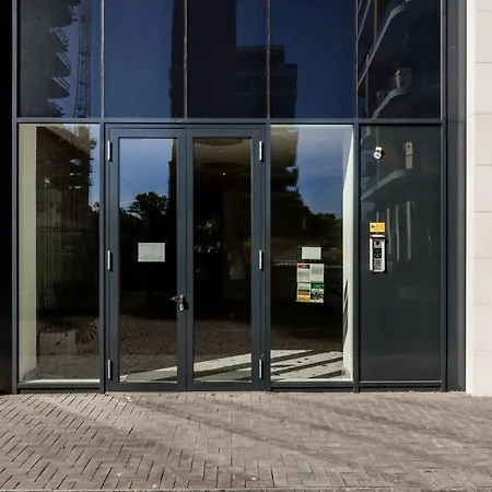 Modern Riverside With Free Parking